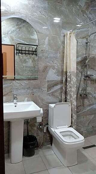 Гостевой дом Riverside Guest House Ереван Cемейный номер с собственной ванной комнатой-5
